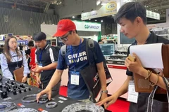 Doanh nghiệp giới thiệu bàn xoay đế rô-bốt tại Triển lãm MTA Vietnam 2025.