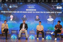 Các chuyên gia tham gia thảo luận “Cơ hội và thách thức cho doanh nghiệp tại Trung tâm tài chính quốc tế Thành phố Hồ Chí Minh”. 