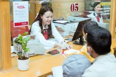 Khách hàng tại Thành phố Hồ Chí Minh làm thủ tục vay vốn ngân hàng. 