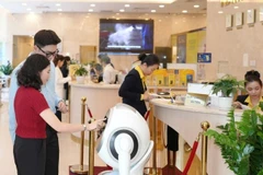 Khách hàng trải nghiệm thanh toán số tại Nam A Bank.