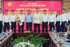 Chủ tịch Ủy ban nhân dân Thành phố Hồ Chí Minh Nguyễn Văn Được khen thưởng tập thể tập thể có đóng góp thu ngân sách của Thành phố trong 10 tháng năm 2025.