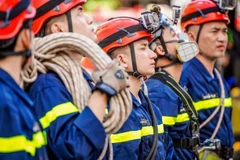 Các "Chiến sĩ quả cảm" chuẩn bị các thiết bị cứu hộ, cứu nạn cần thiết trước khi ra hiện trường vụ cháy.