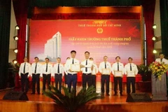 Trưởng Thuế Thành phố Hồ Chí Minh Đoàn Minh Dũng trao giấy khen cho các tập thể có thành tích xuất sắc đột xuất trong công tác quản lý thuế năm 2025.