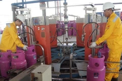 Công nhân chiết nạp gas tại Công ty PV GAS LPG miền nam.