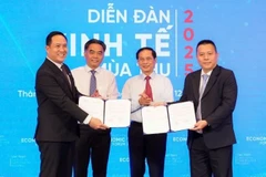 Ông Hà Huy Cường, Phó Tổng Giám đốc Nam A Bank (bìa trái) và đại diện HCMC C4IR ký kết Biên bản ghi nhớ dưới sự chứng kiến của Phó Thủ tướng Bùi Thanh Sơn và ông Nguyễn Lộc Hà - Phó Chủ tịch Thường trực Ủy ban nhân dân Thành phố Hồ Chí Minh.