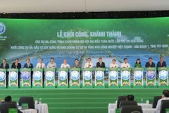 Nguyên Ủy viên Bộ Chính trị, nguyên Chủ tịch nước Trương Tấn Sang cùng các đại biểu thực hiện nghi thức khởi công khu công nghiệp Hiệp Thạnh - giai đoạn 1 tại Tây Ninh.