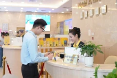 Khách hàng giao dịch tại Ngân hàng Thương mại cổ phần Nam Á (Nam A Bank).