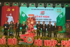Nguyên Ủy viên Bộ chính trị, nguyên Chủ tịch nước Nguyễn Minh Triết tặng hoa chúc mừng Công ty Cao-su Dầu Tiếng.