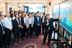 Các đại biểu tham quan quy hoạch khu thương mại tự do tại Thành phố Hồ Chí Minh. (Ảnh: TT)