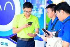 Nhân viên Ngân hàng ACB giới thiệu với khách hàng các tiện ích thanh toán số. (Ảnh ACB)