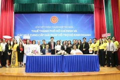 Đại diện lãnh đạo Thuế Thành phố Hồ Chí Minh ký kết với Công ty cổ phần MISA.