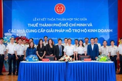 Đại diện lãnh đạo Thuế Thành phố Hồ Chí Minh ký kết với Ngân hàng ACB.