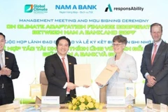 Ông Trần Khải Hoàn, Thành viên Hội đồng quản trị kiêm Quyền Tổng Giám đốc Nam A Bank và bà Carolin Gassner, Chủ tịch Hội đồng quản trị Quỹ hợp tác khí hậu toàn cầu ký kết Biên bản ghi nhớ hợp tác. 