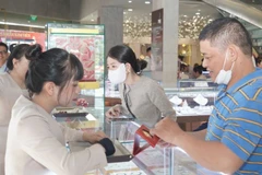 Theo khuyến cáo của cơ quan chức năng, người dân chỉ nên giao dịch vàng tại các tiệm vàng, cửa hàng được cấp phép, có uy tín và đầy đủ hóa đơn, chứng từ. (Ảnh: THẾ ANH)