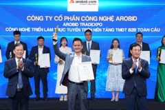 Đại diện Công ty cổ phần Công nghệ Arobid nhận giải thưởng “Giải pháp công nghệ số xuất sắc”.