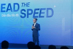 Ông Hoàng Việt Anh, Chủ tịch FPT Telecom,giới thiệu giải pháp SpeedX tích hợp công nghệ truyền dẫn và kết nối không dây thế hệ mới XGS-PON và Wi-Fi 7.