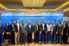 Lãnh đạo Thành phố Hồ Chí Minh và lãnh đạo Trung tâm Tài chính Quốc tế Astana (Kazakhstan) chụp ảnh chung tại Bàn tròn Doanh nghiệp Thành phố Hồ Chí Minh và Astana.