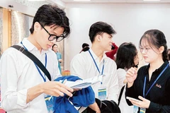 Khách hàng trẻ tìm hiểu thông tin các gói tín dụng hỗ trợ mua nhà.