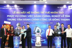 Các đại biểu thực hiện nghi thức kích hoạt hệ thống Robot AI vào quy trình vận hành hành chính công.
