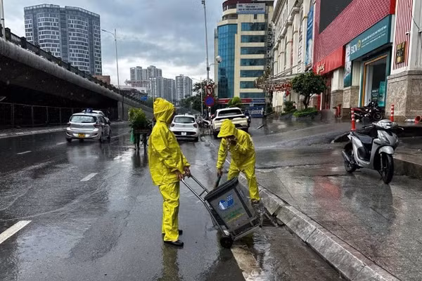Lực lượng và phương tiện của Công ty TNHH Một thành viên Thoát nước Hà Nội ứng trực 24/24 giờ tại các điểm trọng yếu để ứng phó bão số 1. 