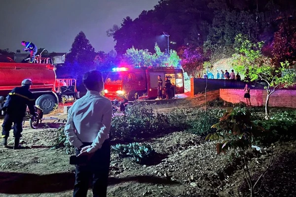 5 xe chữa cháy cùng 35 cán bộ, chiến sĩ được điều động khẩn trương đến hiện trường.