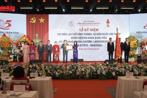 [Video] Bệnh viện Xanh Pôn đón nhận Huân chương Lao động hạng Nhất
