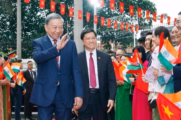 Tổng Bí thư, Chủ tịch nước Tô Lâm gặp gỡ cán bộ, nhân viên Đại sứ quán và cộng đồng người Việt Nam tại Ấn Độ. (Ảnh: Thống Nhất/TTXVN)