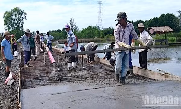 Tranh thủ thời tiết thuận lợi, nhiều nhà thầu thi công công trình giao thông tại Cà Mau đẩy nhanh nhằm bù đắp tiến độ trong điều kiện khó khăn.