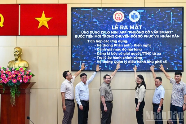 Các đại biểu ấn nút ra mắt ứng dụng Zalo Mini App “Phường Gò Vấp Smart”.