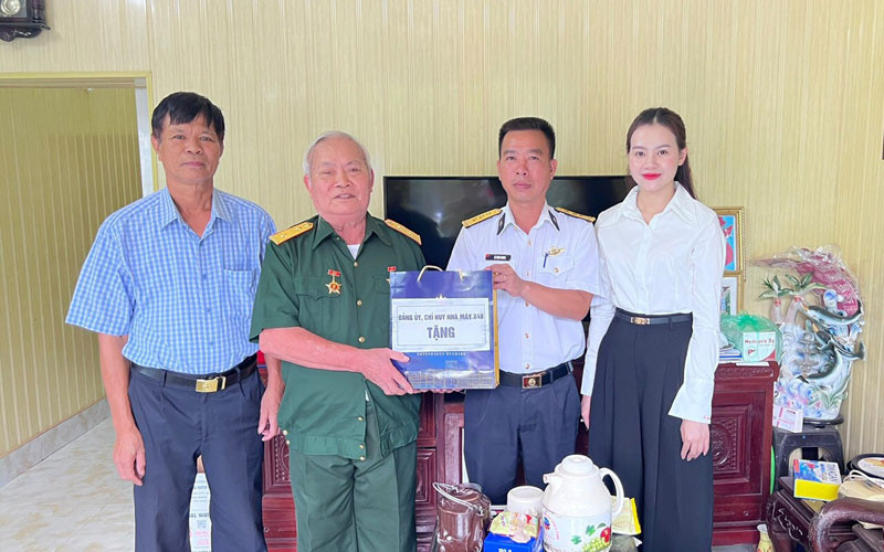 Nhà máy X48 tặng quà gia đình chính sách trên địa bàn phường Quang Hanh năm 2024. Ảnh: PTB