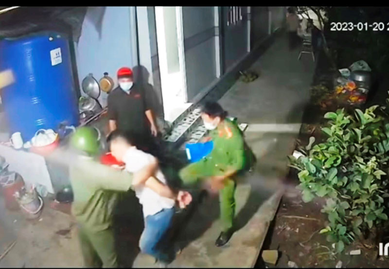 Công an xã đánh dân khi thi hành nhiệm vụ. (Ảnh cắt từ clip)