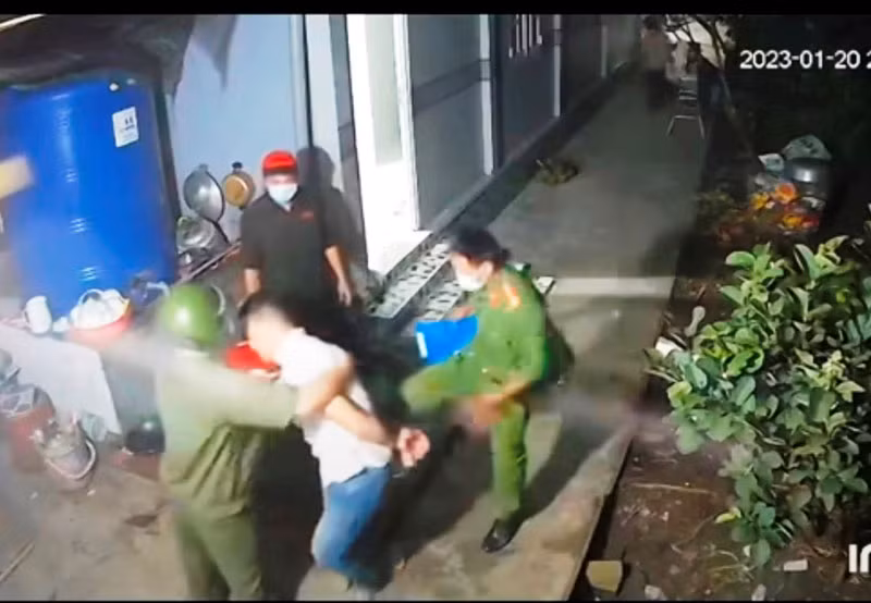 Công an xã đánh dân khi thi hành nhiệm vụ. (Ảnh cắt từ clip)