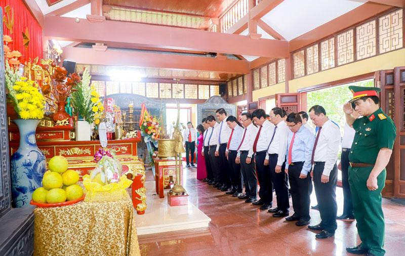 Lãnh đạo tỉnh Nghệ An thành kính tưởng niệm gần 2.000 Liệt sĩ Nghệ An và Hà Tĩnh đã hy sinh trong phong trào cách mạng 1930-1931 tại Nhà tưởng niệm Liệt sĩ Xô viết Nghệ Tĩnh.