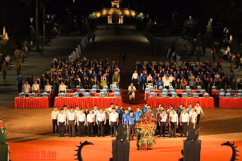 Phút mặc niệm các Anh hùng, liệt sĩ đã hy sinh vì độc lập Tổ quốc.