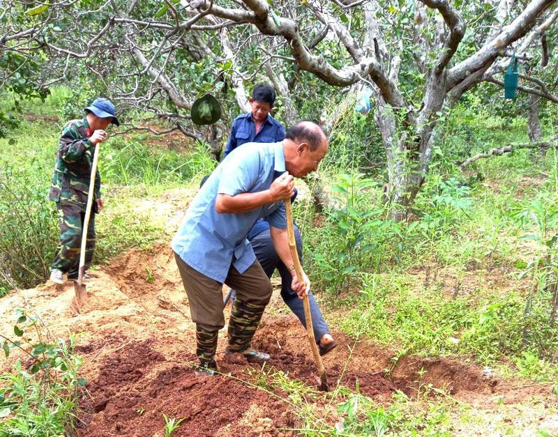 Ông Trần Đức Thi cùng thành viên Đội K51 đào tìm mộ em trai Liệt sĩ Trần Huy Luận.