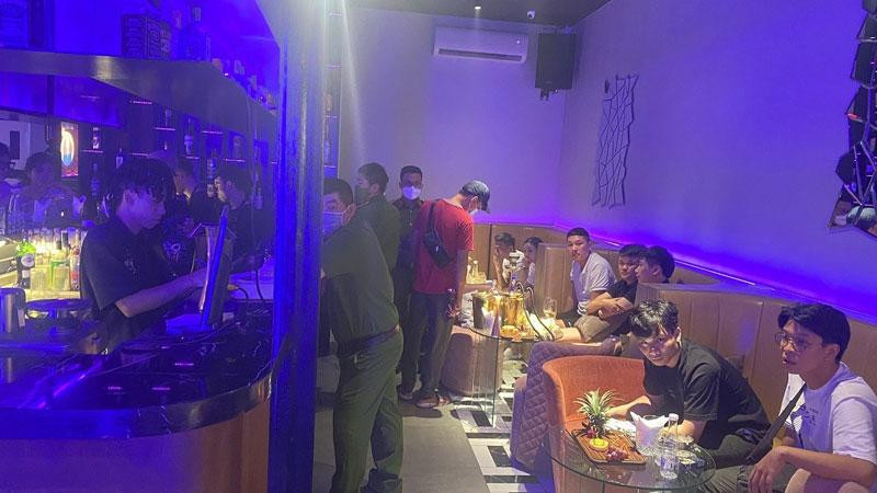 Lực lượng chức năng kiểm tra cơ sở kinh doanh “bóng cười”.