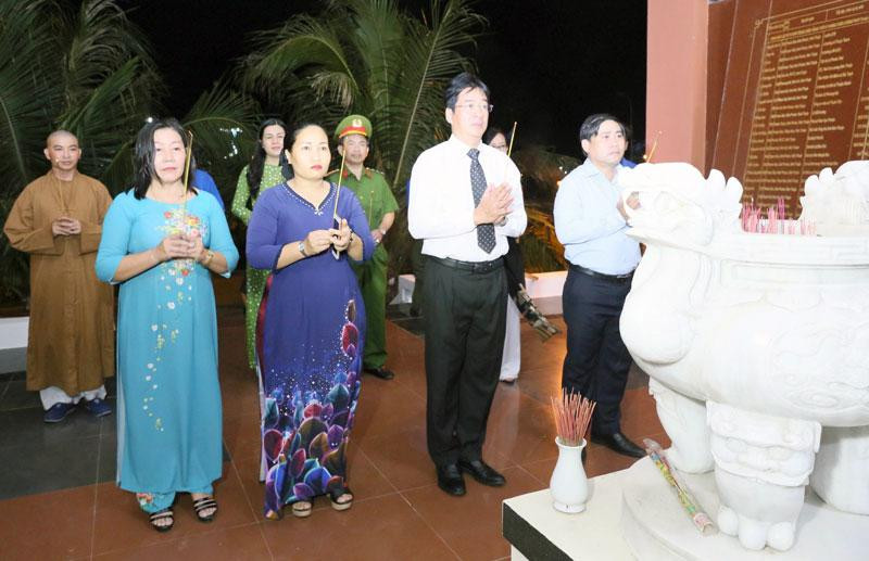 Lãnh đạo tỉnh Ninh Thuận và chư tăng, phật tử dâng hương tưởng nhớ các Anh hùng, liệt sĩ.