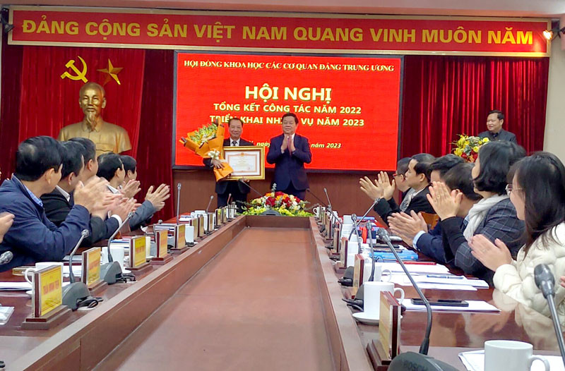 Đồng chí Nguyễn Trọng Nghĩa trao Bằng khen của Thủ tướng cho GS.TS Phùng Hữu Phú.