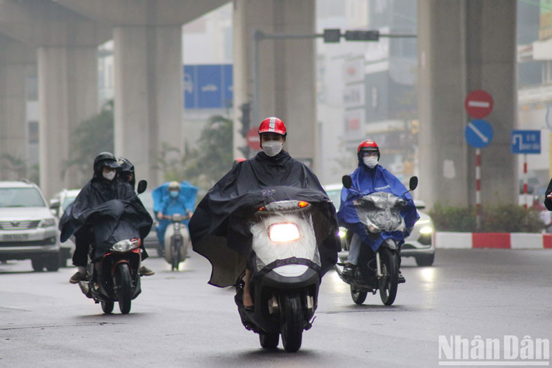Khu vực Hà Nội đêm và sáng có mưa nhỏ, mưa phùn và sương mù, trời lạnh. (Ảnh minh họa: NHẬT QUANG)