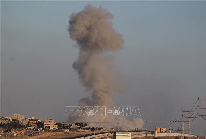 Khói bốc lên sau cuộc không kích của Israel xuống thành phố Rafah, Dải Gaza ngày 14/5/2024. Ảnh: THX/TTXVN