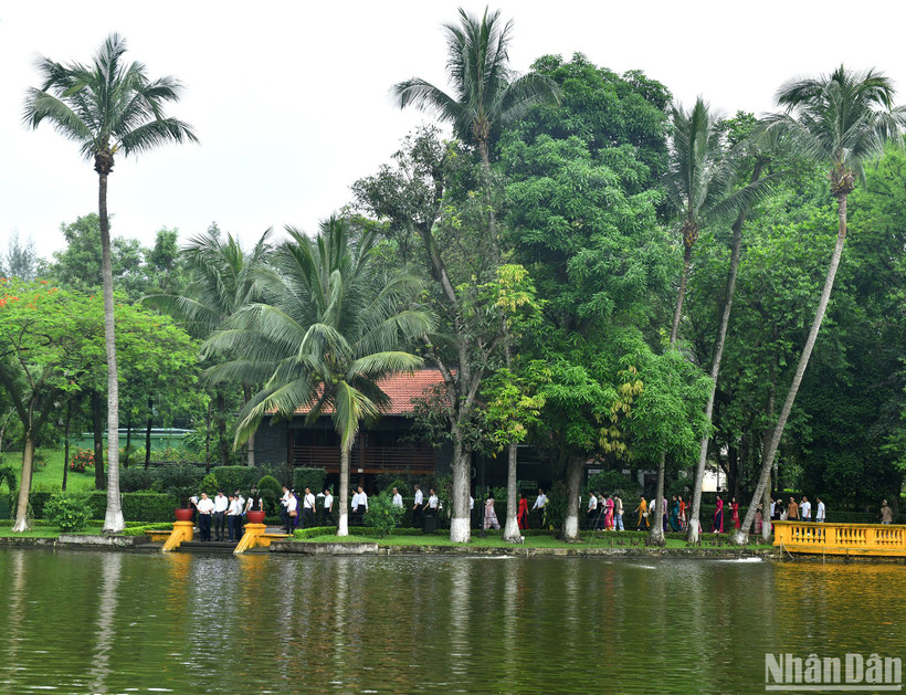 Nhà sàn Bác Hồ hài hòa với khung cảnh thiên nhiên tại Khu di tích Chủ tịch Hồ Chí Minh tại Phủ Chủ tịch.