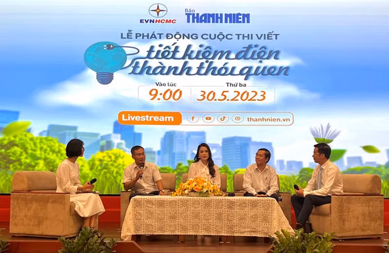 Đại diện Ban tổ chức và các đại biểu trao đổi về việc tiết kiệm điện tại lễ phát động.