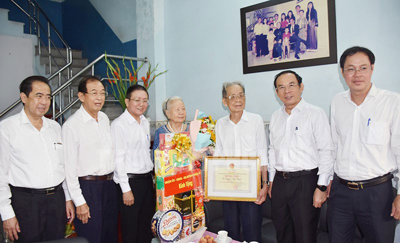Bí thư Thành ủy Thành phố Hồ Chí Minh Nguyễn Văn Nên (thứ hai từ phải qua) và Đoàn công tác thăm, chúc thọ cụ Nguyễn Hữu Trym. (Ảnh: SH)