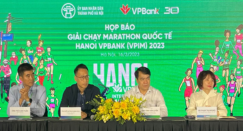 Ban tổ chức giải tại buổi họp báo.