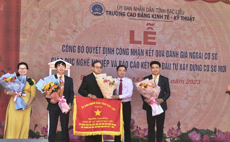 Đại diện Ủy ban nhân dân tỉnh Bạc Liêu tặng cờ thi đua xuất sắc cho Trường cao đẳng Kinh tế - Kỹ thuật Bạc Liêu. (Ảnh: TRỌNG DUY)