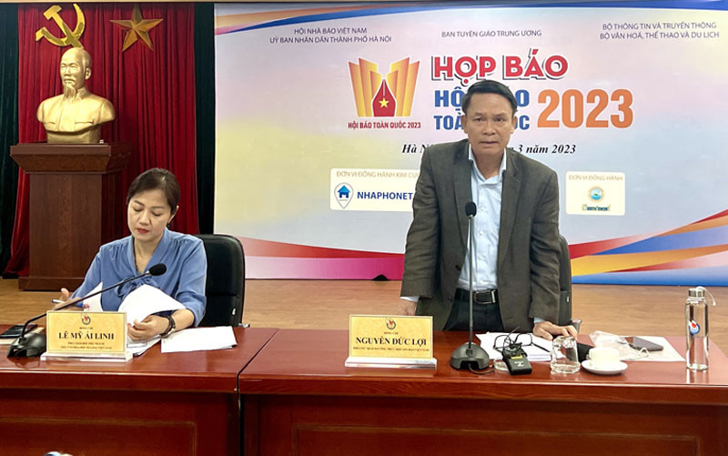 Phó Chủ tịch Thường trực Hội Nhà báo Việt Nam Nguyễn Đức Lợi và Phó ban Thường trực Ban tổ chức Hội Báo toàn quốc 2023 Lê Mỹ Ái Linh chủ trì họp báo.