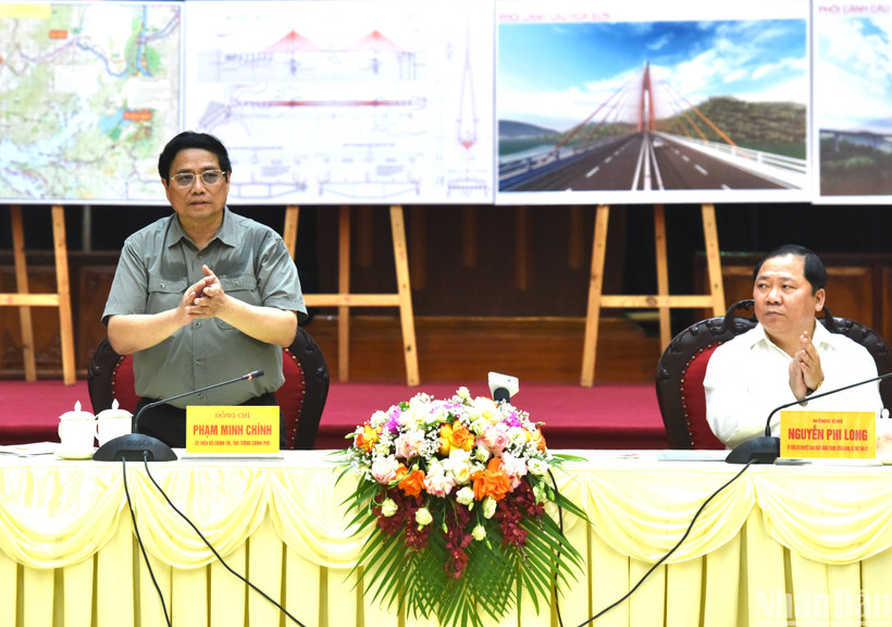 Thủ tướng Phạm Minh Chính làm việc với Ban Thường vụ Tỉnh ủy Hòa Bình.