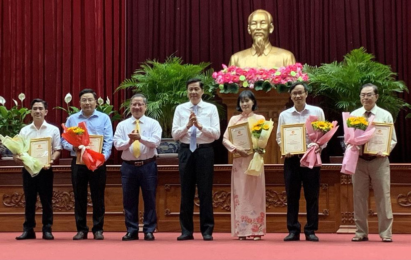 Lãnh đạo Thành ủy Cần Thơ trao giải A cho các tác giả.