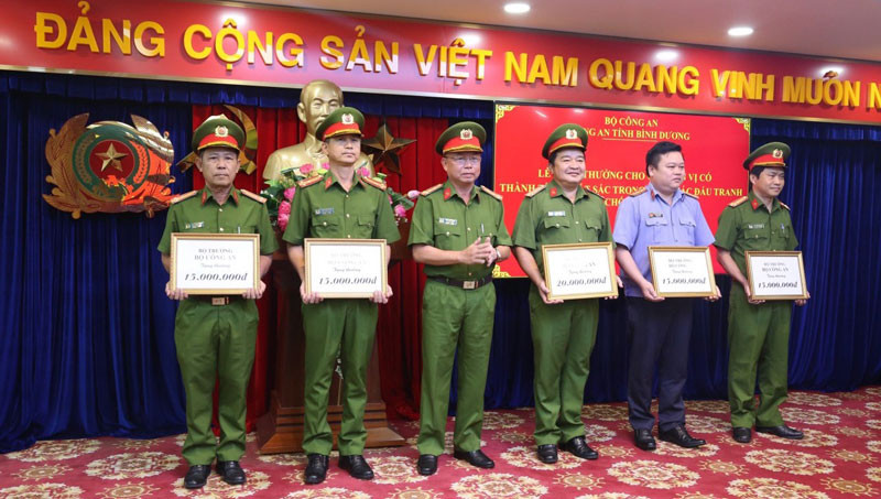 Thừa ủy quyền, Đại tá Trần Văn Chính, Phó Giám đốc, Thủ trưởng Cơ quan Cảnh sát điều tra Công an tỉnh Bình Dương trao thưởng của Bộ trưởng Công an cho các đơn vị.