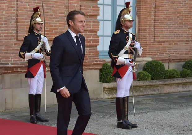 Tổng thống Pháp Emmanuel Macron đi ngang qua các vệ binh đứng gác bên ngoài Điện Elysee. (Ảnh: Getty Images)
